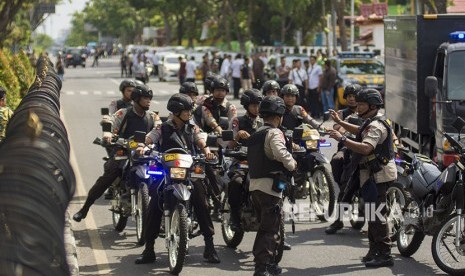 Sejumlah petugas kepolisian bersiaga pascapenyerangan di Polda Riau, Pekanbaru, Riau, Rabu (16/5).