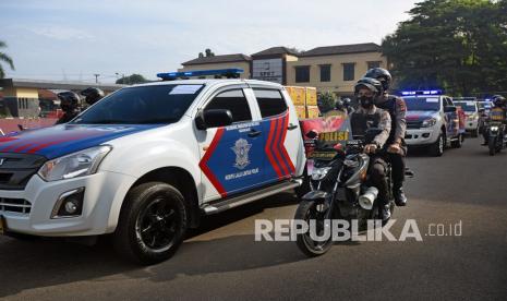 Sejumlah petugas kepolisian dengan kendaraan pengangkut paket bantuan sembako untuk warga terdampak pandemi melintas di halaman Mapolda Banten, Serang, Banten, Jumat (25/6/2021). Dalam rangka menyambut HUT ke-75 Bhayangkara, jajaran Polda Banten menggelar bakti sosial serentak dengan mendistribusikan 7.000 paket sembako untuk warga terdampak pandemi seperti penyandang disabilitas, pengemudi ojek, buruh dan ke sejumlah pondok pesantren. 