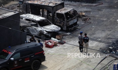 Sejumlah petugas kepolisian melakukan olah TKP di lokasi pasca ledakan di pabrik produksi kembang api, Jalan Salembaran, Desa Belimbing, Kecamatan Kosambi Kabupaten Tangerang, Banten, Jumat (27/10).