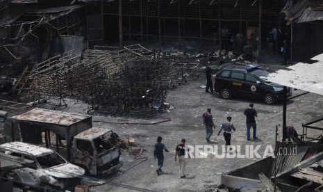 Sejumlah petugas kepolisian melakukan olah TKP di lokasi pasca ledakan di pabrik produksi kembang api, Jalan Salembaran, Desa Belimbing, Kecamatan Kosambi Kabupaten Tangerang, Banten, Jumat (27/10).