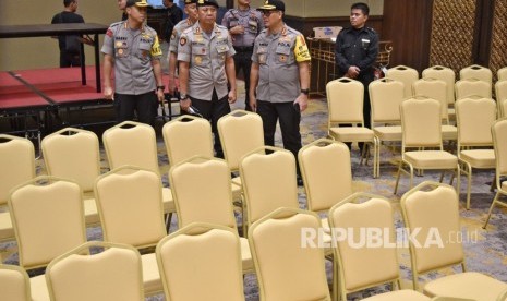 Sejumlah petugas kepolisian memantau persiapan lokasi Debat Pilpres 2019 putaran kelima di Hotel Sultan, Jakarta, Jumat (12/4/2019).