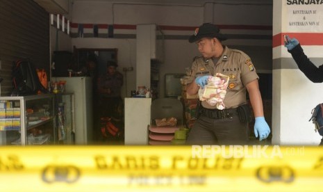 Sejumlah petugas kepolisian saat melakukan olah TKP kasus pembunuhan satu keluarga di Jalan Bojong Nangka II, Jatirahayu, Pondok Melati, Bekasi, Jawa Barat, Selasa (13/11).