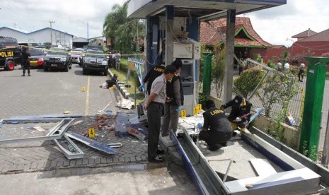  Sejumlah petugas Labfor Polda Jatim melakukan olah Tempat Kejadian Perkara (TKP) ledakan di ATM Bank Mandiri Karangploso, Malang, Jawa Timur, Kamis (9/1).    (Antara/Ari Bowo Sucipto)