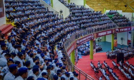 Sejumlah petugas Lembaga Pemasyarakatan (Lapas) mengikuti pengarahan di Sport Jabar Arcamanik, Bandung, Jawa Barat, Senin (8/7/2019). 