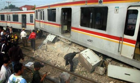 Sejumlah petugas melakukan evakuasi gerbong KRL Commuter Line Jurusan Bogor-Jakarta Kota yang anjlok di Stasiun Cilebut, Bogor, Kamis (4/10). 