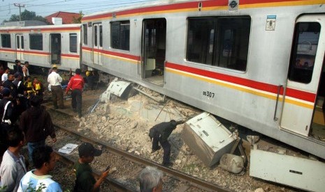  Sejumlah petugas melakukan pemeriksaan sebelum melakukan evakuasi gerbong KRL Commuter Line Jurusan Bogor-Jakarta Kota yang anjlok dan menabrak pembatas rel di Stasiun Cilebut, Bogor, Kamis (4/10).(Jafkhairi/Antara)