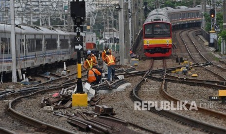 Sejumlah petugas melakukan perawatan rel di Stasiun KA Jakarta Kota, Jakarta, Selasa (11/2/2020).