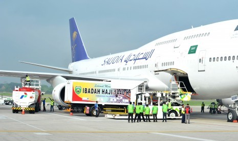 Sejumlah petugas melakukan proses refuelling avtur ke pesawat Boeing 747 milik Saudi Arabia yang akan menerbangkan 450 calon jemaah haji di Bandara Sultan Mahmud Badaruddin II Palembang, Sumsel, Rabu (10/7/2019). 