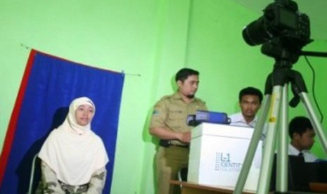 Sejumlah petugas melayani seorang warga saat pembuatan e-KTP.