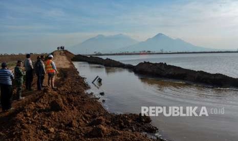 Sejumlah petugas melihat tanggul penahan lumpur Porong yang ambles di titik 67 Gempol Sari, Tanggulangin, Sidoarjo, Jawa Timur, Jumat (5/10).