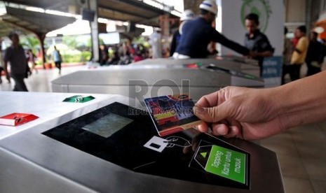  Sejumlah petugas membantu calon penumpang kereta api listrik (KRL) menggunakan tiket elektronik (e-ticketing) di Stasiun Jakarta Kota, Selasa (23/4). (Republika/Prayogi) Seorang calon penumpang kereta api listrik (KRL) menggunakan tiket elektronik (e-tick