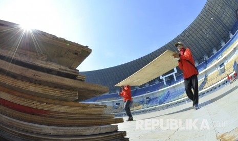 Sejumlah petugas membawa perlengkapan panggung di Stadion Gelora Bandung Lautan Api (GBLA), Kota Bandung, Ahad (21/8). (Mahmud Muhyidin)