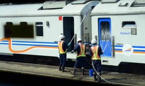 Sejumlah petugas membersihkan gerbong kereta api di Stasiun Bandung, Jumat (9/6). Mendekati arus mudik PT KAI terus melakukan persipan salah satunya terkait pelayan keamanan dan kenyamanan penumpang.