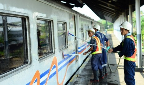 Sejumlah petugas membersihkan gerbong kereta api di Stasiun Bandung, Jumat (9/6). Mendekati arus mudik PT KAI terus melakukan persipan salah satunya terkait pelayan keamanan dan kenyamanan penumpang.