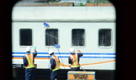 [Ilustrasi] Sejumlah petugas membersihkan gerbong kereta api di Stasiun Bandung, 9 Juni 2017. PT KAI membuka lowongan pekerjaan untuk posisi antara lain calon masinis, petugas pengatur perjalanan kereta api (PPKA), petugas rumah sinyal (PRS), petugas langsir (PLR), petugas wesel (PJW), pengawas peron (PAP), pemeliharaan sarana, pemeliharaan jalan rel dan jembatan, dan pemeliharaan sintelis.