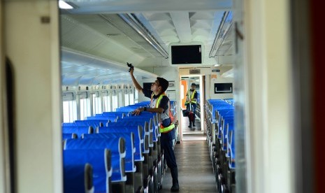 Sejumlah petugas membersihkan gerbong kereta api di Stasiun Bandung, Jumat (9/6). Mendekati arus mudik PT KAI terus melakukan persipan salah satunya terkait pelayan keamanan dan kenyamanan penumpang.