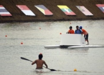 Sejumlah petugas memeriksa kesiapan Arena Dayung SEA Games XXVI di Cipule, Karawang, Jawa Barat, Kamis (10/11)