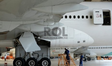  Sejumlah petugas memeriksa kondisi pesawat milik maskapai penerbangan Garuda Indonesia, di hanggar Garuda Maintenance Facilities (GMF) Aeroasia, Bandara Soekarno-Hatta, Tangerang, Banten.