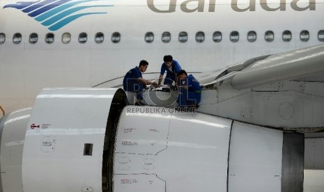 Sejumlah petugas memeriksa kondisi pesawat milik maskapai penerbangan Garuda Indonesia, di hanggar Garuda Maintenance Facilities (GMF) Aeroasia, Bandara Soekarno-Hatta, Tangerang, Banten,Selasa (23/2). 