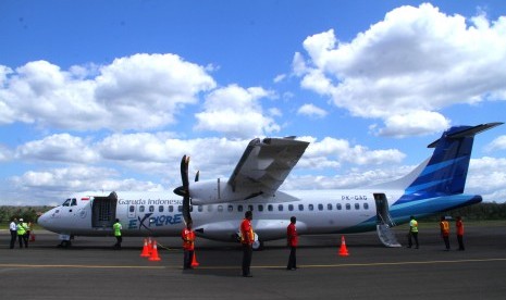 Sejumlah petugas memeriksa pesawat ATR 72-600 Garuda Indonesia yang tiba di Bandara Sultan Muhammad Kaharuddin, Sumbawa Besar usai melakukan penerbangan khusus (explore flight) dari Bandara Internasional Juanda, Surabaya, Jawa Timur, Rabu (23/7). 