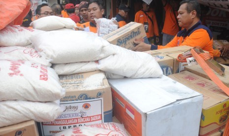 Sejumlah petugas memindahkan bantuan logistik makanan (ilustrasi)