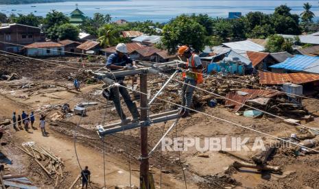 Sejumlah petugas memperbaiki jaringan listrik yang terputus akibat banjir bandang di Adonara Timur, Kabupaten Flores Timur, Nusa Tenggara Timur (NTT), Kamis (8/4/2021). Pemulihan infrastruktur dilakukan untuk kembali menghidupkan perekonomian masyarakat setempat pascabencana alam yang terjadi pada Minggu (4/4) tersebut. 