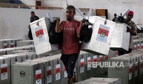 Sejumlah petugas mendistribusikan logistik Pemilihan Kepala Daerah (Pilkada) Provinsi Maluku di Ambon, Maluku, Senin (25/6). 