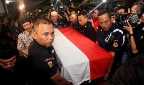 Sejumlah petugas mengangkat peti jenazah Wamen ESDM, almarhum Widjajono Partowidagdo saat memasuki rumah duka di Kebayoran Baru, Jakarta Selatan, Sabtu (21/4) malam.  (Dhoni Setiawan/Antara)