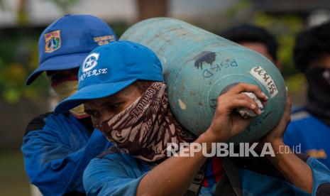 Sejumlah petugas mengangkat tabung berisi oksigen di Posko Darurat Oxygen Rescue, kawasan Monumen Nasional (Monas), Jakarta, Senin (5/7/2021). Pemerintah Provinsi DKI Jakarta menyediakan posko tersebut untuk memenuhi kebutuhan oksigen di rumah sakit, melalui penyediaan tambahan tabung, isi ulang, dan distribusi tabung oksigen seiring masih tingginya kasus COVID-19 di Ibu Kota.