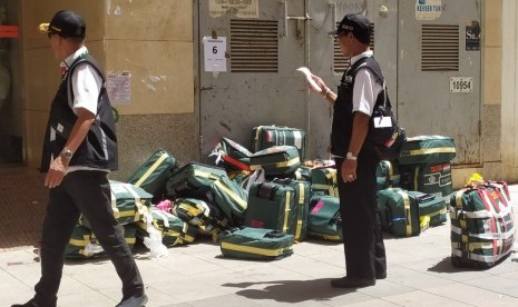 Sejumlah petugas mengangkut dan memindahkan koper jamaah haji ke bus yang akan membawa dari hotel tempat jamaah haji Indonesia menginap di Madinah, Ahad (14/7). Mulai hari ini jamaah haji Indonesia bergerak ke Makkah untuk melaksanakan ibadah haji. Ada tiga kloter yang berangkat ke Makkah,  yakni kloter SUB 1, dan BTH 1-2.