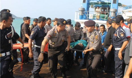 Sejumlah petugas mengevakuasi korban selamat insiden tabrakan kapal Bahuga Jaya di Dermaga II Pelabuhan Bakauheni, Lampung, Rabu (26/9).