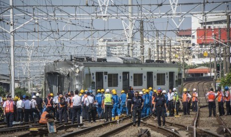 Kereta rel listrik (KRL) anjlok. (ilustrasi)