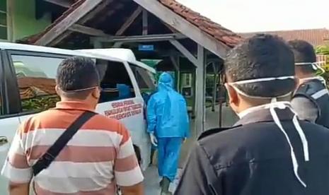 Sejumlah petugas akan mengantar pasien ODP Covid-19 di RSUD dr Soekardjo Kota Tasikmalaya, beberapa waktu lalu. (ilustrasi) 