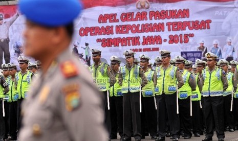 Sejumlah petugas mengikuti apel Gelar Pasukan Operasi Simpatik Jaya 2015 di Lapangan Ditlantas Polda Metro Jaya, Jakarta Selatan, Rabu (4/2). (Republika/Rakhmawaty La'lang)