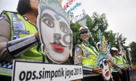 Sejumlah petugas mengikuti apel Gelar Pasukan Operasi Simpatik Jaya 2015 di Lapangan Ditlantas Polda Metro Jaya, Jakarta Selatan, Rabu (4/2). (Republika/Rakhmawaty La'lang)