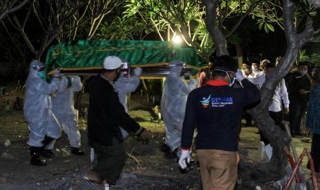 Sejumlah petugas mengusung jenazah Plt Bupati Sidoarjo Nur Ahmad Syaifuddin saat tiba di pemakaman kawasan Janti, Waru, Sidoarjo, Jawa Timur, Sabtu (22/8/2020). Plt Bupati Sidoarjo Nur Ahmad Syaifuddin meninggal dunia sekitar pukul 15.30 WIB setelah sebelumnya sempat dirawat di RSUD Kabupaten Sidoarjo.