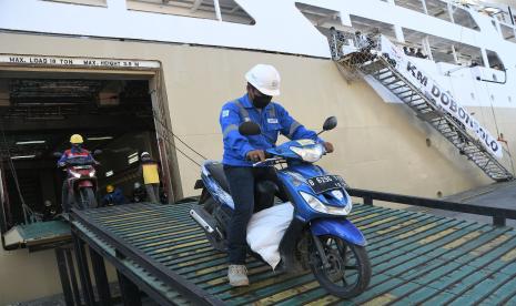 Sejumlah petugas menurunkan kendaraan pemudik sepeda motor dari KM Dobonsolo setibanya di Pelabuhan Tanjung Priok, Jakarta, Jumat (13/5/2022). Kementerian Perhubungan (Kemenhub) mencatat 3.822 orang dan 1.582 unit sepeda motor mengikuti program mudik gratis sepeda motor naik kapal laut tahun 2022. Program mudik gratis ini diselenggarakan oleh Kemenhub bekerjasama dengan PT Pelayaran Nasional Indonesia (Pelni).