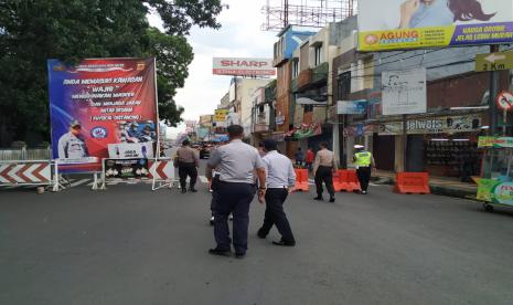 Pelanggar PSBB di Kota Tasikmalaya akan Disanksi. Sejumlah petugas menutup kawasan pusat pertokoan Jalan HZ Mustofa dari arah Taman Kota Tasikmalaya. 