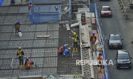 Sejumlah petugas menyelesaikan proyek pembangunan moda transportasi massal, Mass Rapid Transit (MRT) di Jalan Kyai Maja, Jakarta Selatan. Pembangunan proyek MRT tahap kedua kini menunggu persetuan DPRD DKI 