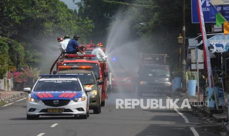 Sejumlah petugas menyemprotkan desinfektan.