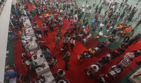 Sejumlah petugas pelayan publik menunggu di tempat observasi saat vaksinasi COVID-19 dosis pertama di GOR Indoor, Palangkaraya, Kalimantan Tengah, Sabtu (20/3/2021). Pemerintah Provinsi Kalteng menggelar vaksinasi COVID-19 secara massal di tiga daerah yaitu Palangkaraya, Kotawaringin Barat, dan Pulang Pisau dengan sasaran delapan ribu orang bagi petugas pelayan publik seperti TNI, Polri, ASN, wartawan, serta pemuka agama.