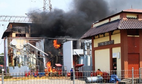 Sejumlah petugas pemadam kebakaran berusaha memadamkan api saat terjadi kebakaran di gardu Induk PLN Kembangan, Jakarta Barat. (ilustrasi)