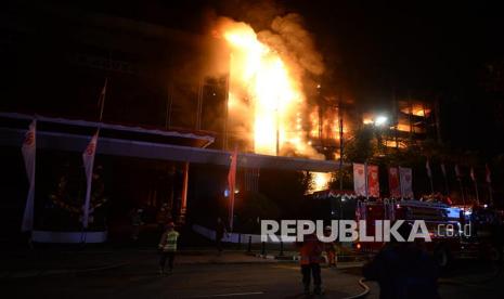 Sejumlah petugas pemadam kebakaran saat memadamkan api di Gedung Kejaksaan Agung, Jakarta, Sabtu (22/8).