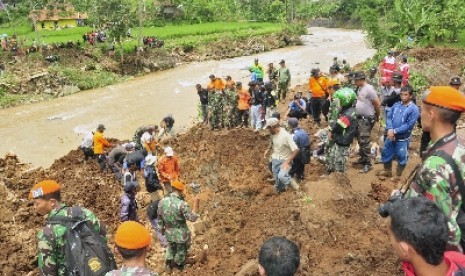 Sejumlah petugas penangggulangan bencana dan prajurit TNI mencari korban yang diduga masih tertimbun setelah terjadinya tanah longsor (ilustrasi).