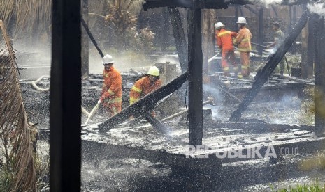 Sejumlah petugas penanggulangan kebakaran melakukan pemadaman api di rumah makan Ampera, Jalan Sokarno Hatta, Kota Bandung, Selasa (17/1). 