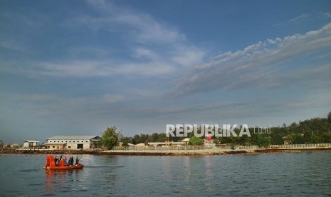 Sejumlah petugas PT Pertamina menyemprotkan cairan khusus untuk membersihkan minyak di perairan Jetty Dermaga Pelabuhan Pertamina di Balikpapan, Kalimantan Timur, Jumat (6/4). 