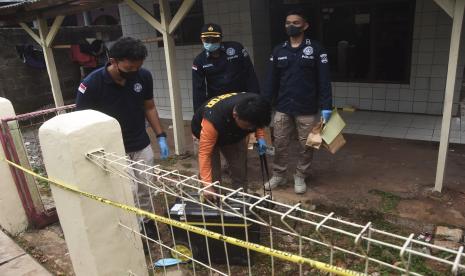 Sejumlah petugas Pusat Laboratorium Forensik Mabes Polri mengambil sampel dari rumah tempat kejadian lima orang yang diduga keracunan di Bantargebang, Bekasi, Jawa Barat, Senin (16/1/2023). Menurut polisi pengambilan sampel dari rumah tersebut dilakukan setelah jumlah korban meninggal akibat keracunan bertambah menjadi tiga dan dua korban lainnya masih dalam perawatan di rumah sakit 