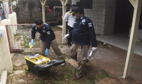 Sejumlah petugas Pusat Laboratorium Forensik Mabes Polri mengambil sampel dari rumah tempat kejadian lima orang yang diduga keracunan di Bantargebang, Bekasi, Jawa Barat, Senin (16/1/2023). Menurut polisi pengambilan sampel dari rumah tersebut dilakukan setelah jumlah korban meninggal akibat keracunan bertambah menjadi tiga dan dua korban lainnya masih dalam perawatan di rumah sakit 