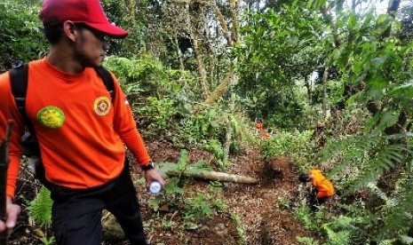 Sejumlah petugas SAR meyisir hutan Gunung Salak dari kawasan Cijeruk Bogor di ketinggian 1.200 dpl untuk mencari korban pesawat Sukhoi SJ 100, Kamis (10/5). 