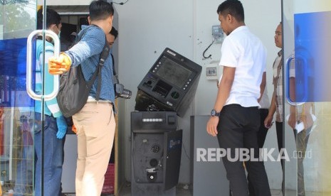 Satu unit mesin ATM BRI di halaman depan Super Market Mutiara Store dibobol maling.